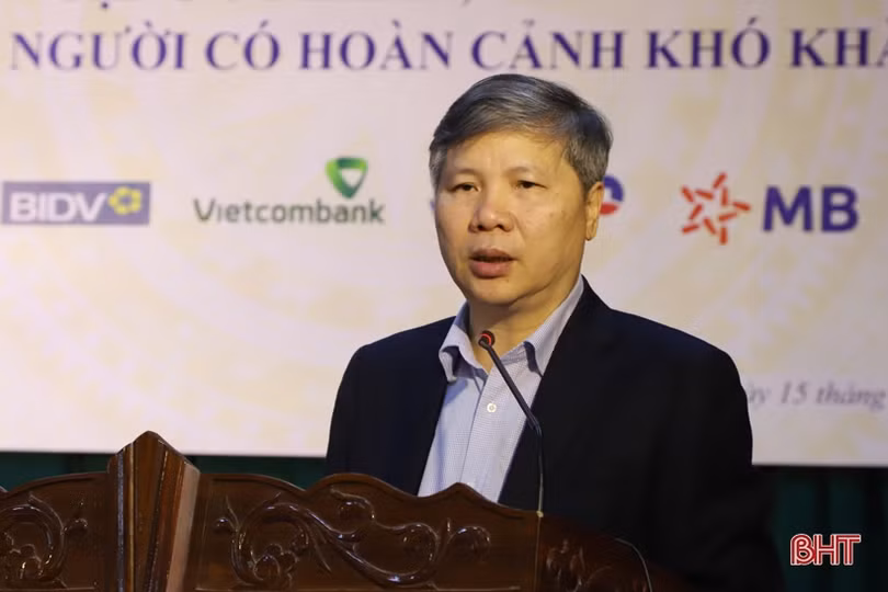 BHXH Việt Nam tặng sổ, thẻ bảo hiểm cho người dân khó khăn huyện Can Lộc