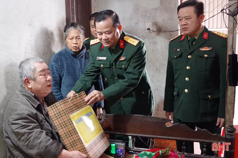 Bộ CHQS tỉnh Hà Tĩnh thăm, tặng quà các gia đình chính sách, Mẹ Việt Nam anh hùng