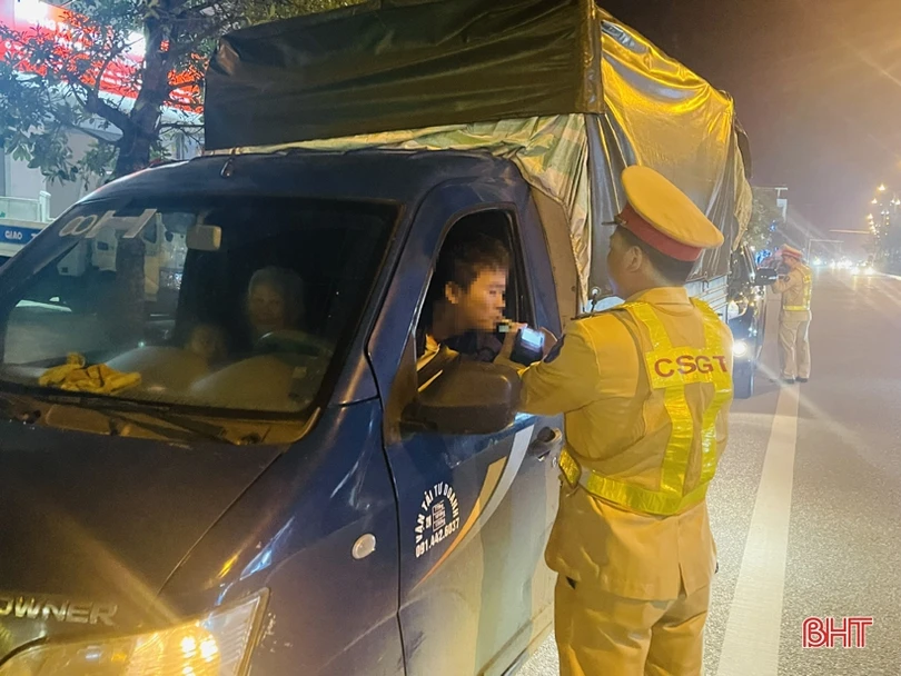 Lập chốt, tuần tra lưu động kiểm tra nồng độ cồn trong đêm tại TP Hà Tĩnh