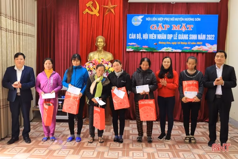 Gặp mặt hội viên phụ nữ công giáo Hương Sơn nhân dịp lễ Giáng sinh