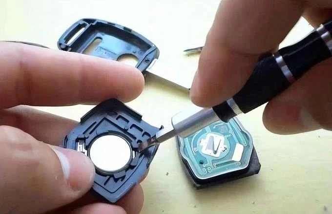 Bao lâu thì cần thay pin cho chìa khóa thông minh ô tô?