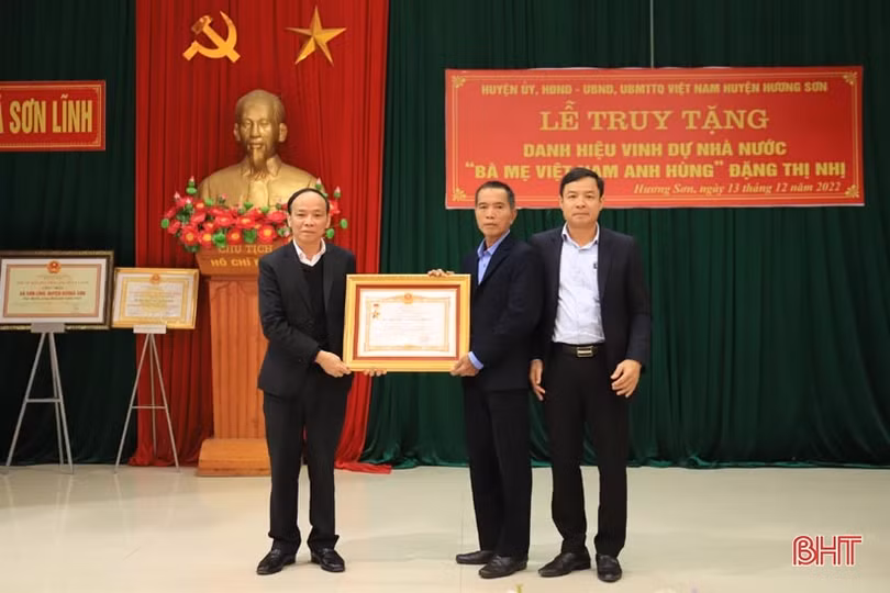 Truy tặng danh hiệu “Bà mẹ Việt Nam anh hùng” cho mẹ Đặng Thị Nhị