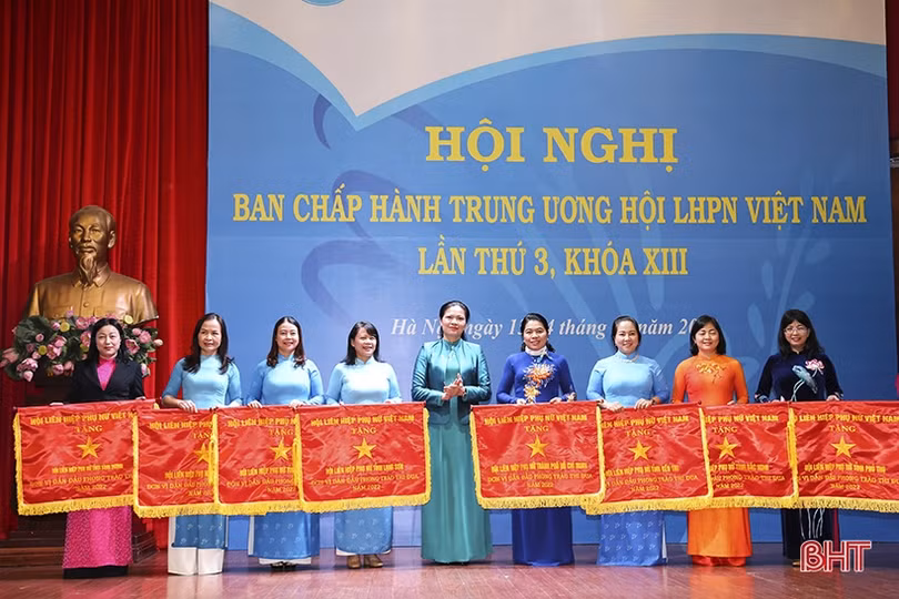 Hội LHPN Hà Tĩnh nhận cờ thi đua của Trung ương Hội LHPN Việt Nam