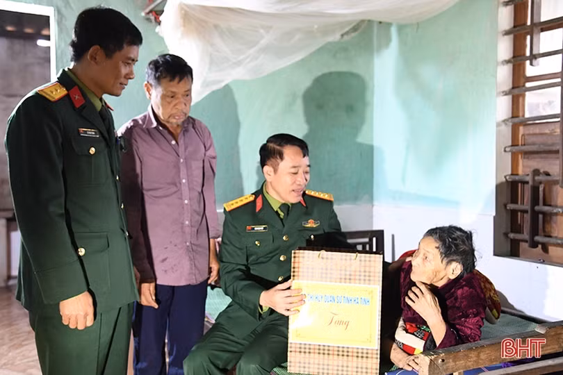 Bộ CHQS tỉnh Hà Tĩnh thăm, tặng quà các gia đình chính sách, Mẹ Việt Nam anh hùng