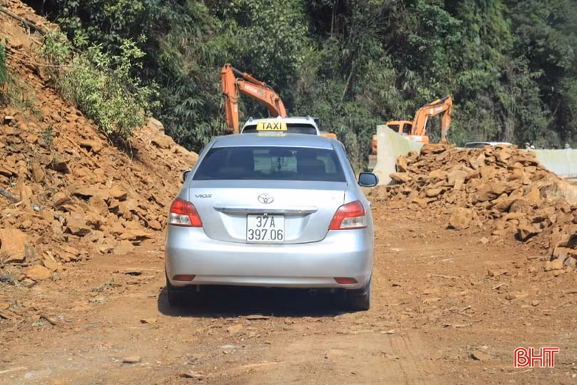 Chủ động phương án hạn chế sạt lở đường lên cửa khẩu Cầu Treo