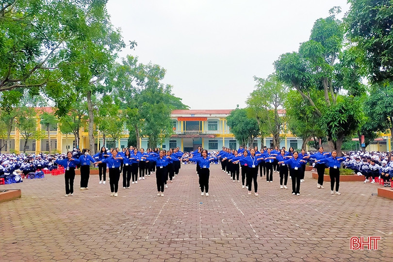 ĐVTN Hà Tĩnh đồng diễn dân vũ chào mừng Đại hội Đoàn toàn quốc