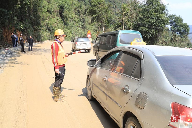 Chủ động phương án hạn chế sạt lở đường lên cửa khẩu Cầu Treo