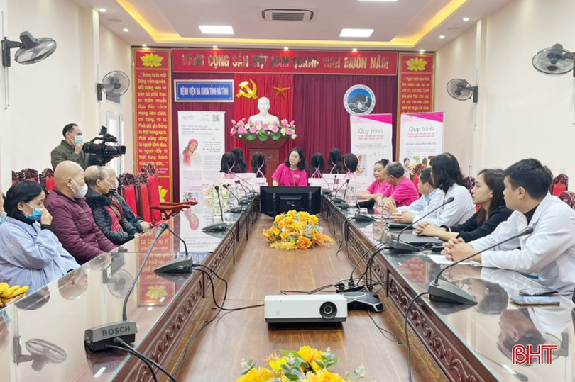 Trao tặng 50 bộ tóc giả cho bệnh nhân ung thư ở Hà Tĩnh