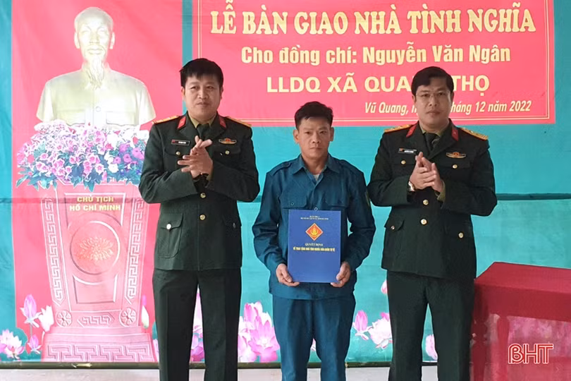 Bàn giao nhà ở cho chiến sỹ dân quân khó khăn