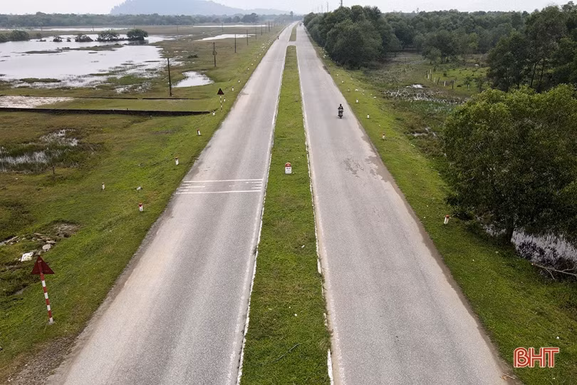 Quốc lộ 15B qua Cẩm Xuyên xuống cấp nghiêm trọng, nguy cơ xảy ra tai nạn