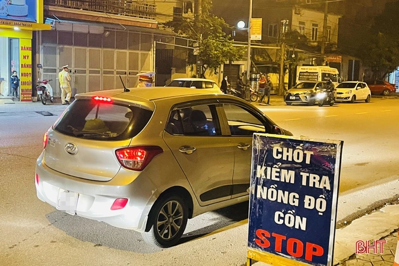 Lập chốt, tuần tra lưu động kiểm tra nồng độ cồn trong đêm tại TP Hà Tĩnh