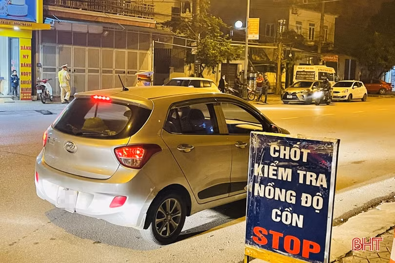 Lập chốt, tuần tra lưu động kiểm tra nồng độ cồn trong đêm tại TP Hà Tĩnh