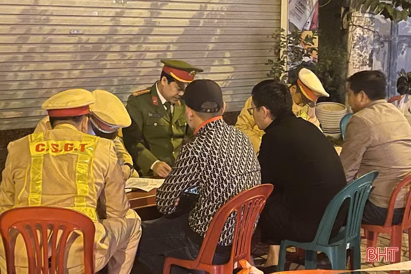 Lập chốt, tuần tra lưu động kiểm tra nồng độ cồn trong đêm tại TP Hà Tĩnh