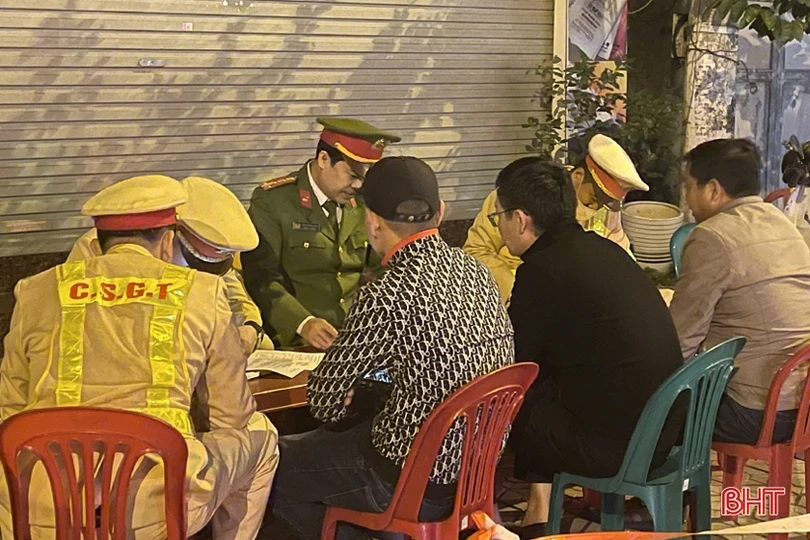 Lập chốt, tuần tra lưu động kiểm tra nồng độ cồn trong đêm tại TP Hà Tĩnh