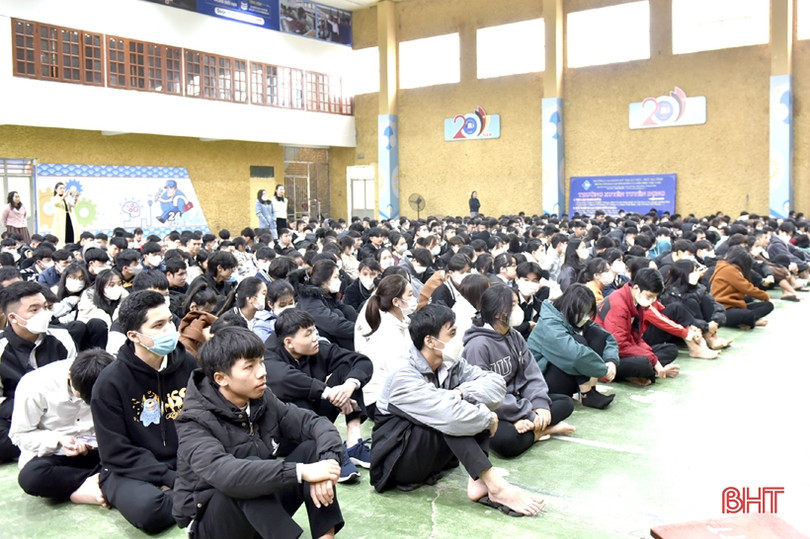 Hơn 300 học sinh cam kết thực hiện nghiêm quy định của pháp luật về pháo