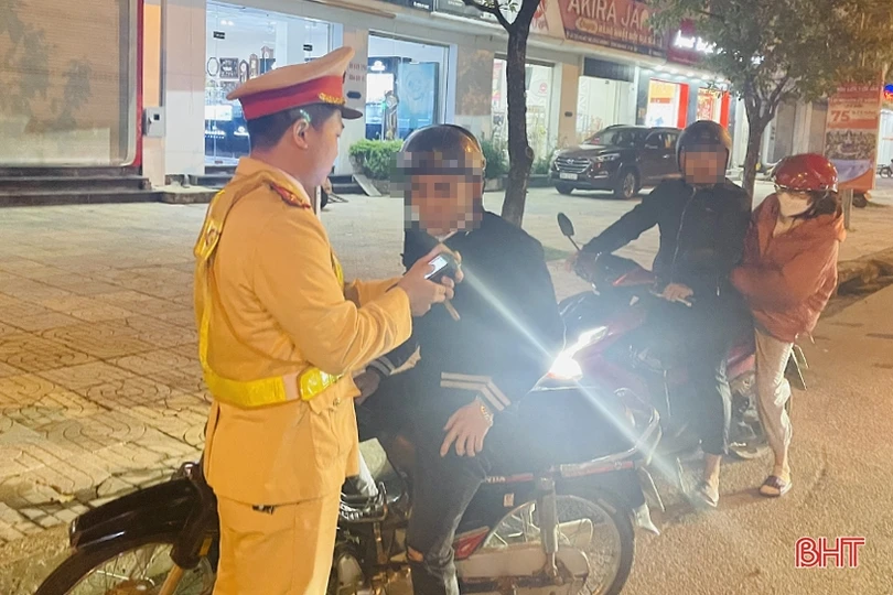 Lập chốt, tuần tra lưu động kiểm tra nồng độ cồn trong đêm tại TP Hà Tĩnh