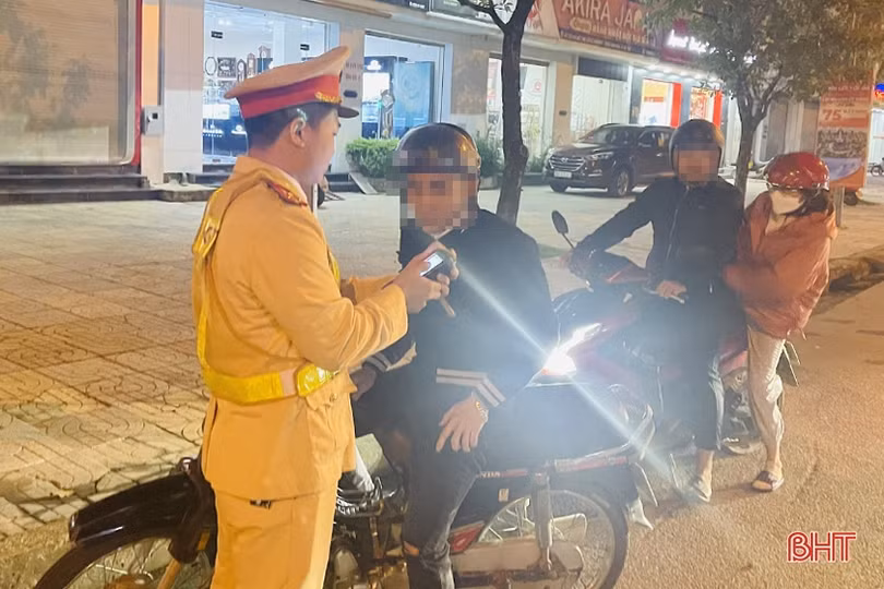 Lập chốt, tuần tra lưu động kiểm tra nồng độ cồn trong đêm tại TP Hà Tĩnh