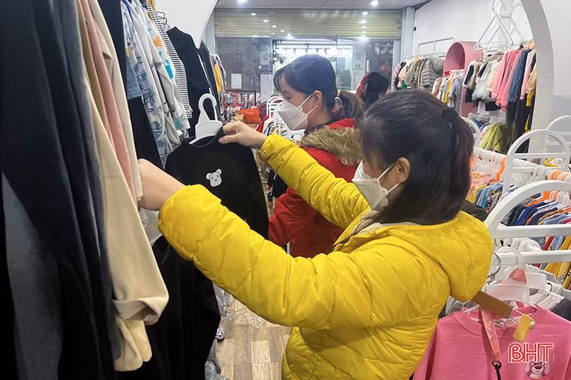 Hà Tĩnh chuyển rét đậm, người dân đổ xô đi mua đồ giữ ấm