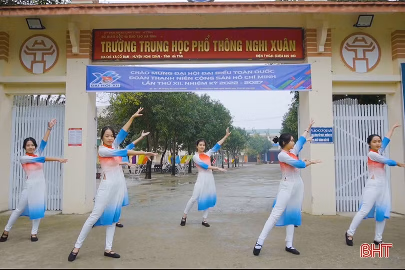 ĐVTN Hà Tĩnh đồng diễn dân vũ chào mừng Đại hội Đoàn toàn quốc