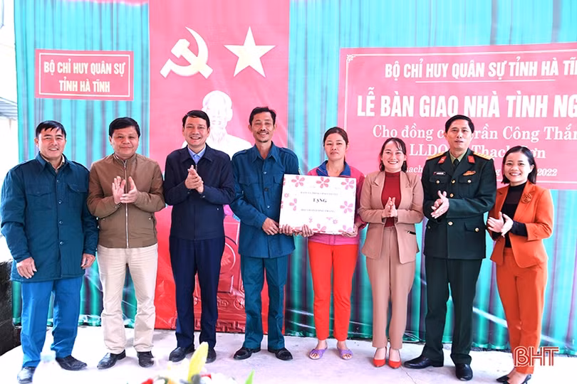 Bàn giao nhà tình nghĩa cho chiến sĩ dân quân cơ động ở Hà Tĩnh
