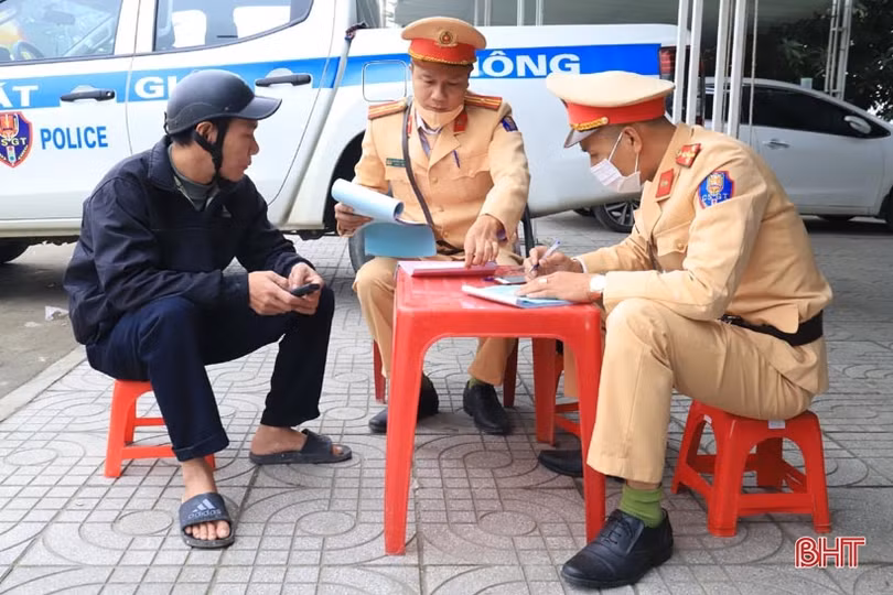 Lập chốt, tuần tra lưu động kiểm tra nồng độ cồn tại Hương Sơn