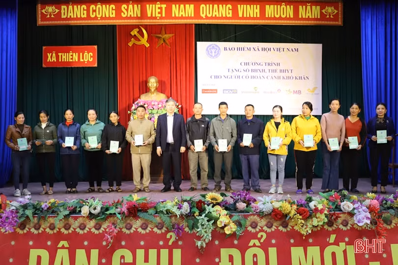 BHXH Việt Nam tặng sổ, thẻ bảo hiểm cho người dân khó khăn huyện Can Lộc