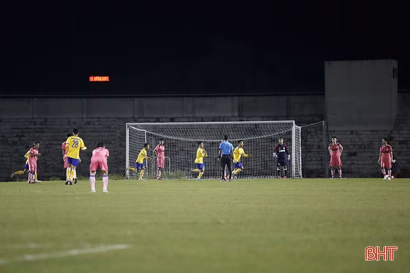 U21 Hồng Lĩnh Hà Tĩnh lội ngược dòng đánh bại U21 Đồng Tháp