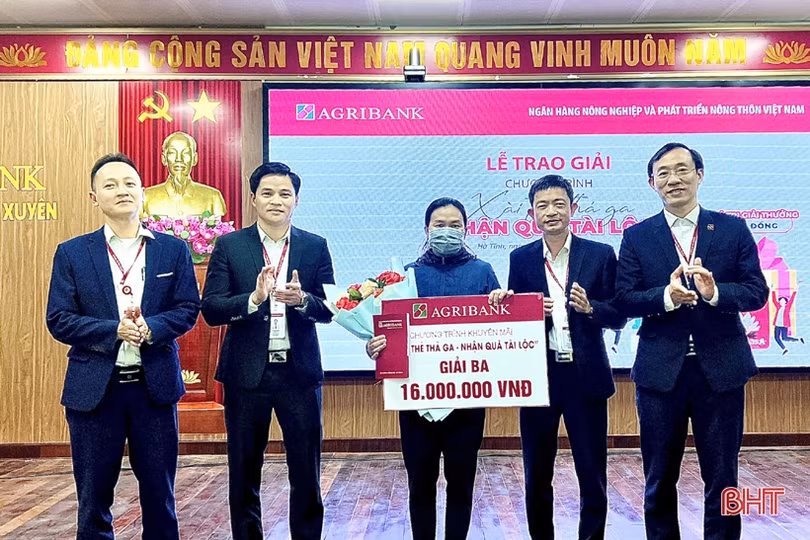 Khách hàng Hà Tĩnh trúng thưởng chương trình khuyến mãi của Agribank 