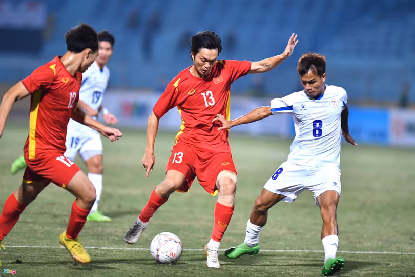 Văn Quyết giúp tuyển Việt Nam thắng Philippines ở phút bù giờ