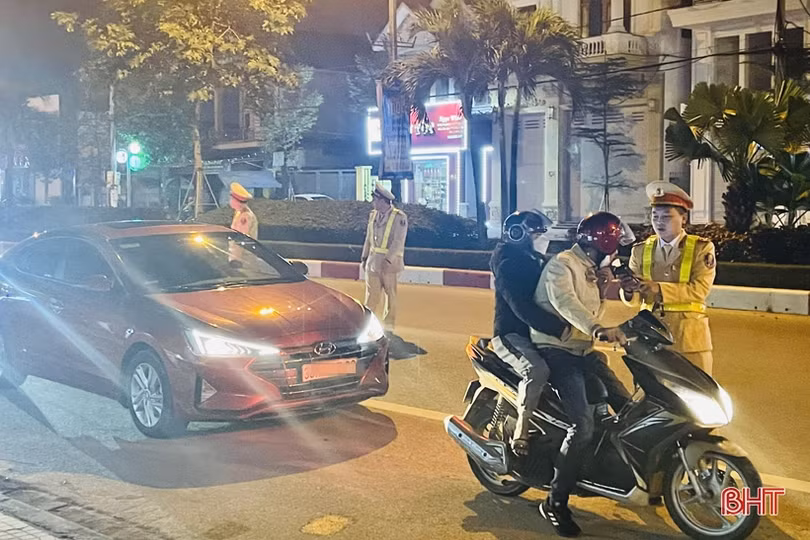 Lập chốt, tuần tra lưu động kiểm tra nồng độ cồn trong đêm tại TP Hà Tĩnh