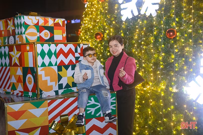 Rực rỡ sắc màu đón mừng Giáng sinh tại thành phố Hà Tĩnh