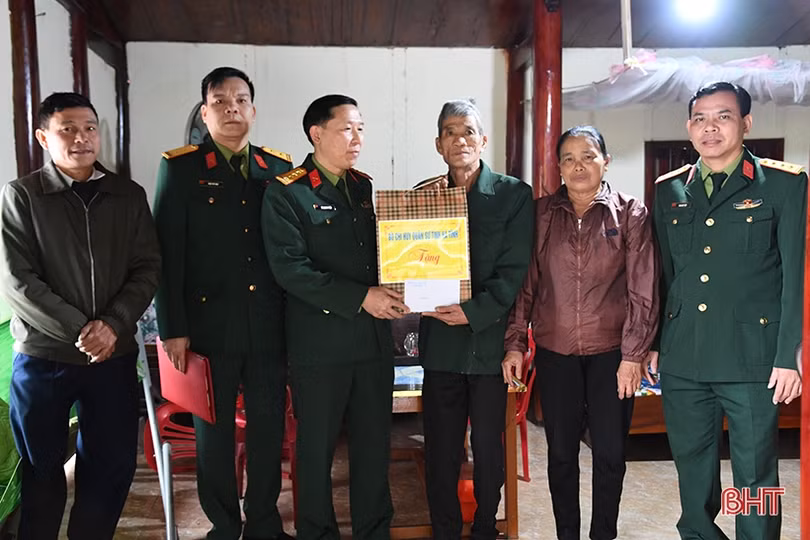 Bộ CHQS tỉnh Hà Tĩnh thăm, tặng quà các gia đình chính sách, Mẹ Việt Nam anh hùng