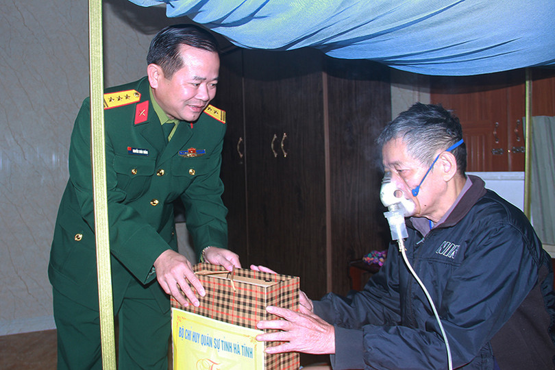 Chỉ huy trưởng Bộ CHQS tỉnh tặng quà gia đình chính sách ở Nghi Xuân
