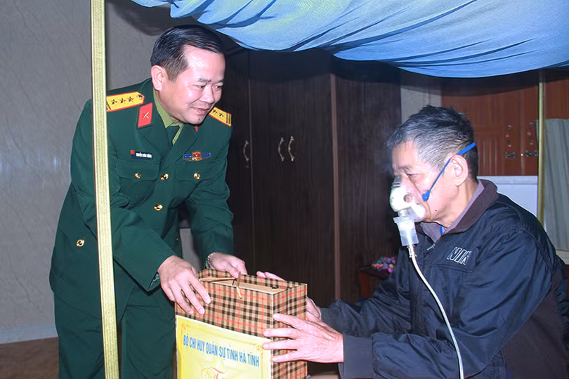 Chỉ huy trưởng Bộ CHQS tỉnh tặng quà gia đình chính sách ở Nghi Xuân