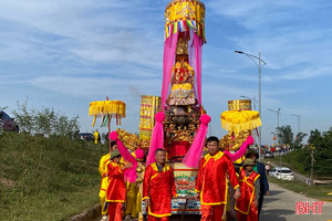Trang trọng, rực rỡ sắc màu lễ rước Quan Hoàng Mười vân du