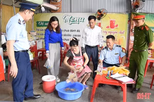 Kiểm tra, xử phạt các cửa hàng kinh doanh hàng hóa không rõ nguồn gốc trước cổng trường