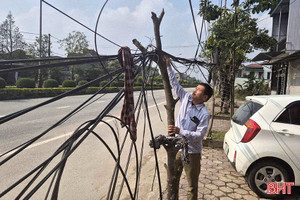 Bất an với cáp viễn thông sà trên đường ở phường Bắc Hồng Lĩnh