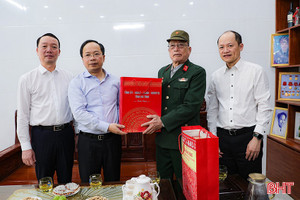 Hơn 78.500 người có công Hà Tĩnh được tặng quà tết Nguyên đán Bính Ngọ 