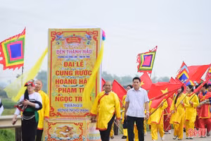Đặc sắc lễ rước Thánh Mẫu Phạm Thị Ngọc Trần vân du