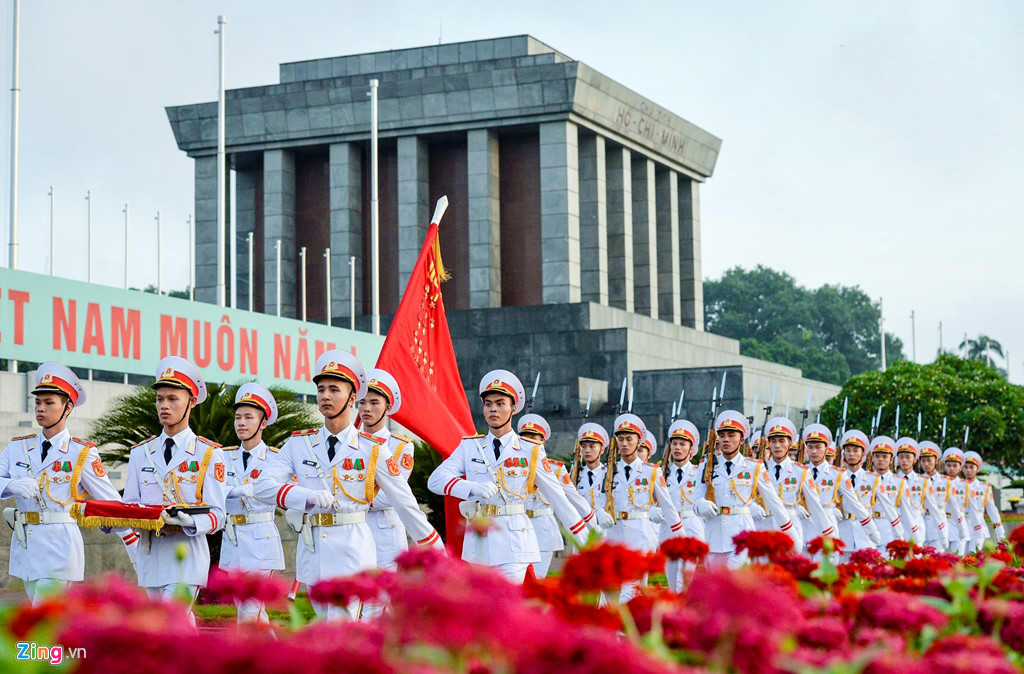 Nghi lễ thượng cờ ở Lăng Chủ tịch Hồ Chí Minh