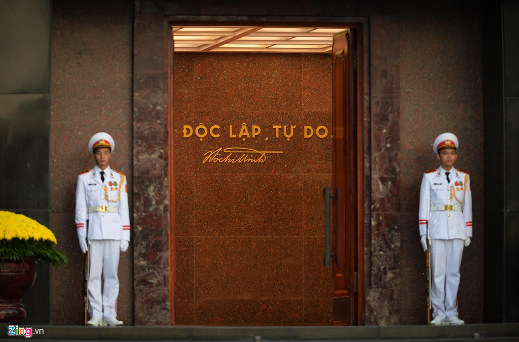 Nghi lễ thượng cờ ở Lăng Chủ tịch Hồ Chí Minh