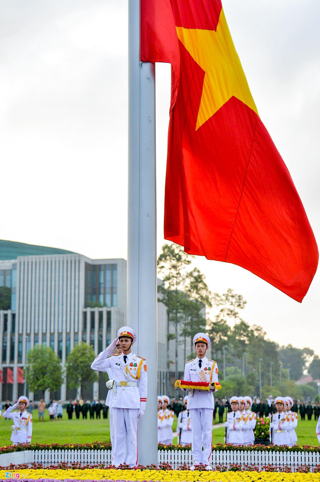 Nghi lễ thượng cờ ở Lăng Chủ tịch Hồ Chí Minh