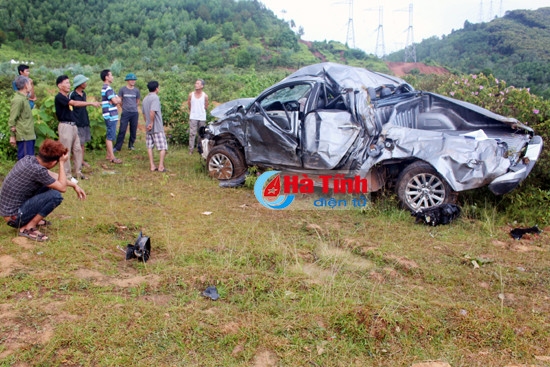 xe ban tai bay khoi duong 2 nguoi dan ong nguy kich