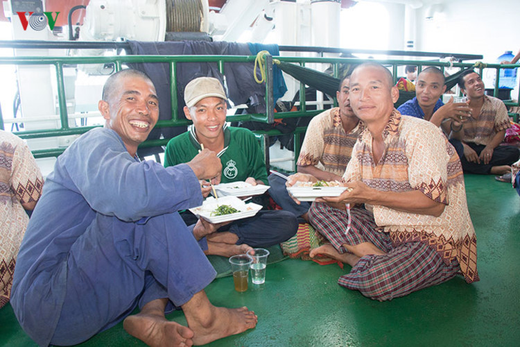 hanh trinh gan 600 hai ly dua 695 ngu dan tu indonesia ve viet nam