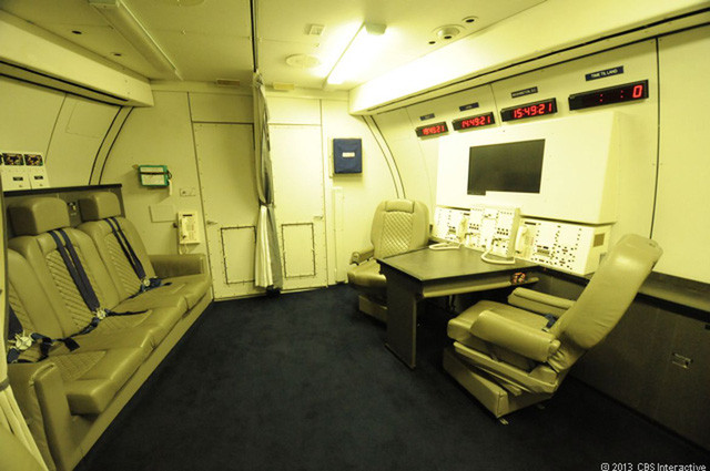 ben trong may bay ngay tan the luon theo sat chuyen co tong thong my