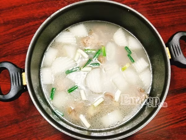 mon ngon ngay he canh duoi heo ham cu cai ngot mat giau dinh duong