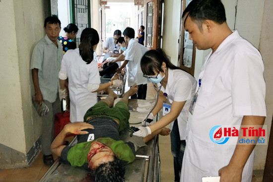 xe may kep 4 dam cot moc 3 thieu nien nhap vien