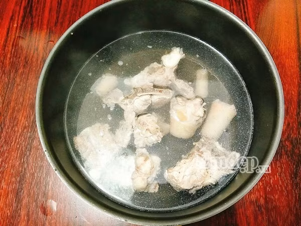 mon ngon ngay he canh duoi heo ham cu cai ngot mat giau dinh duong