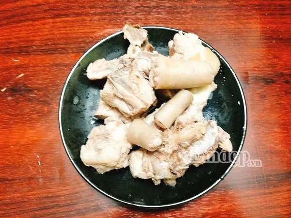 mon ngon ngay he canh duoi heo ham cu cai ngot mat giau dinh duong