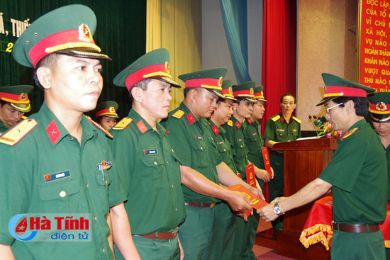 72 can bo chien sy quan doi ha tinh nhan quyet dinh thang quan ham